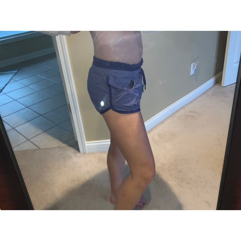 Women's Lululemon speed shorts lined sz 4 purple‎ side pockets